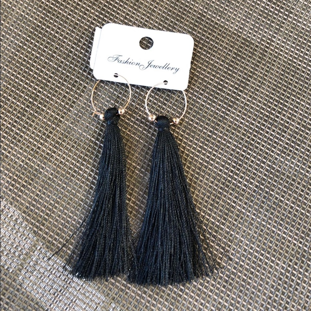 BLACK TASSELED EARRINGS